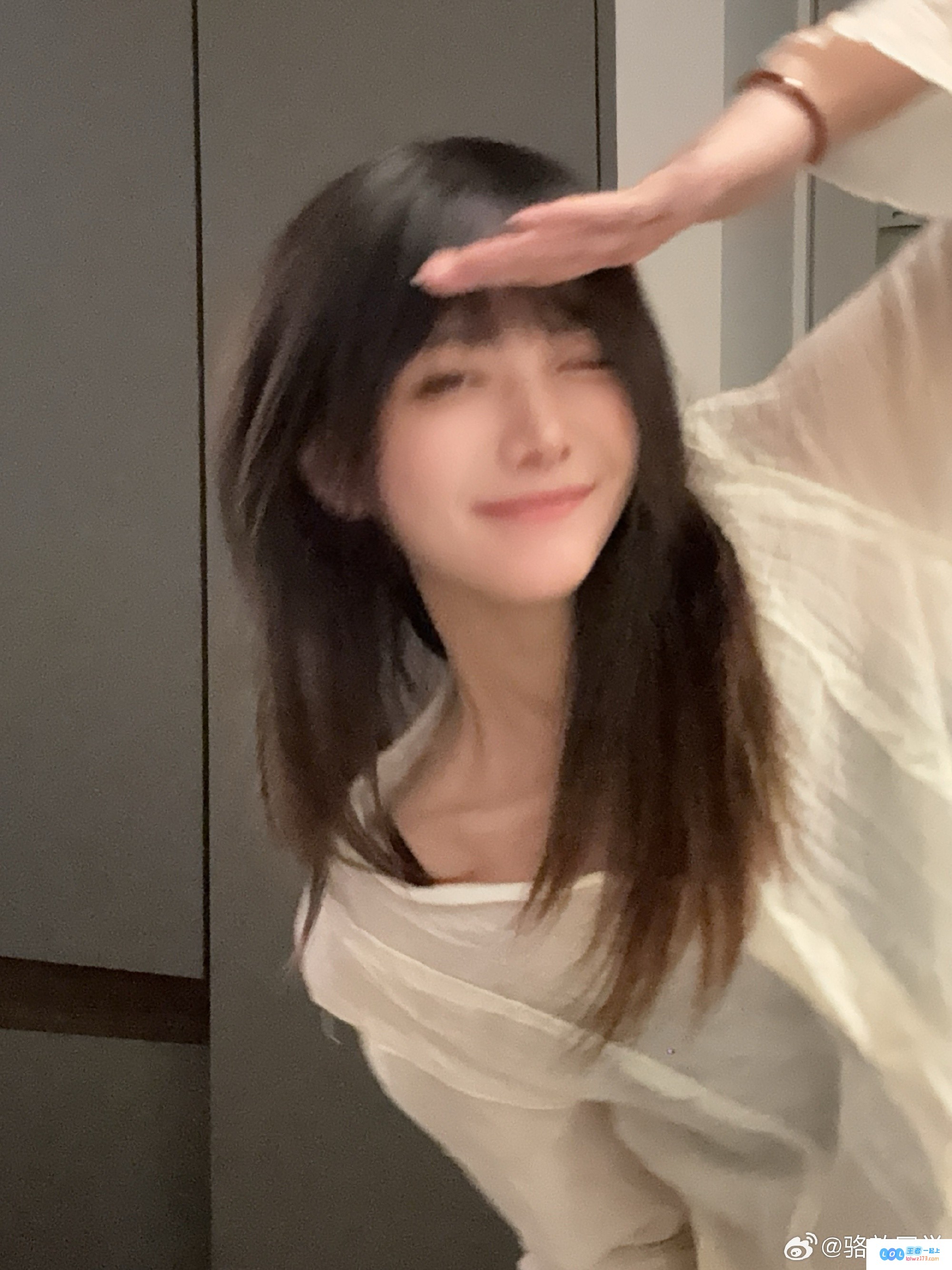 可爱的LPL女主持人骆歆在家中分享自拍时光：齐刘海造型让我还有些不适应哦😄