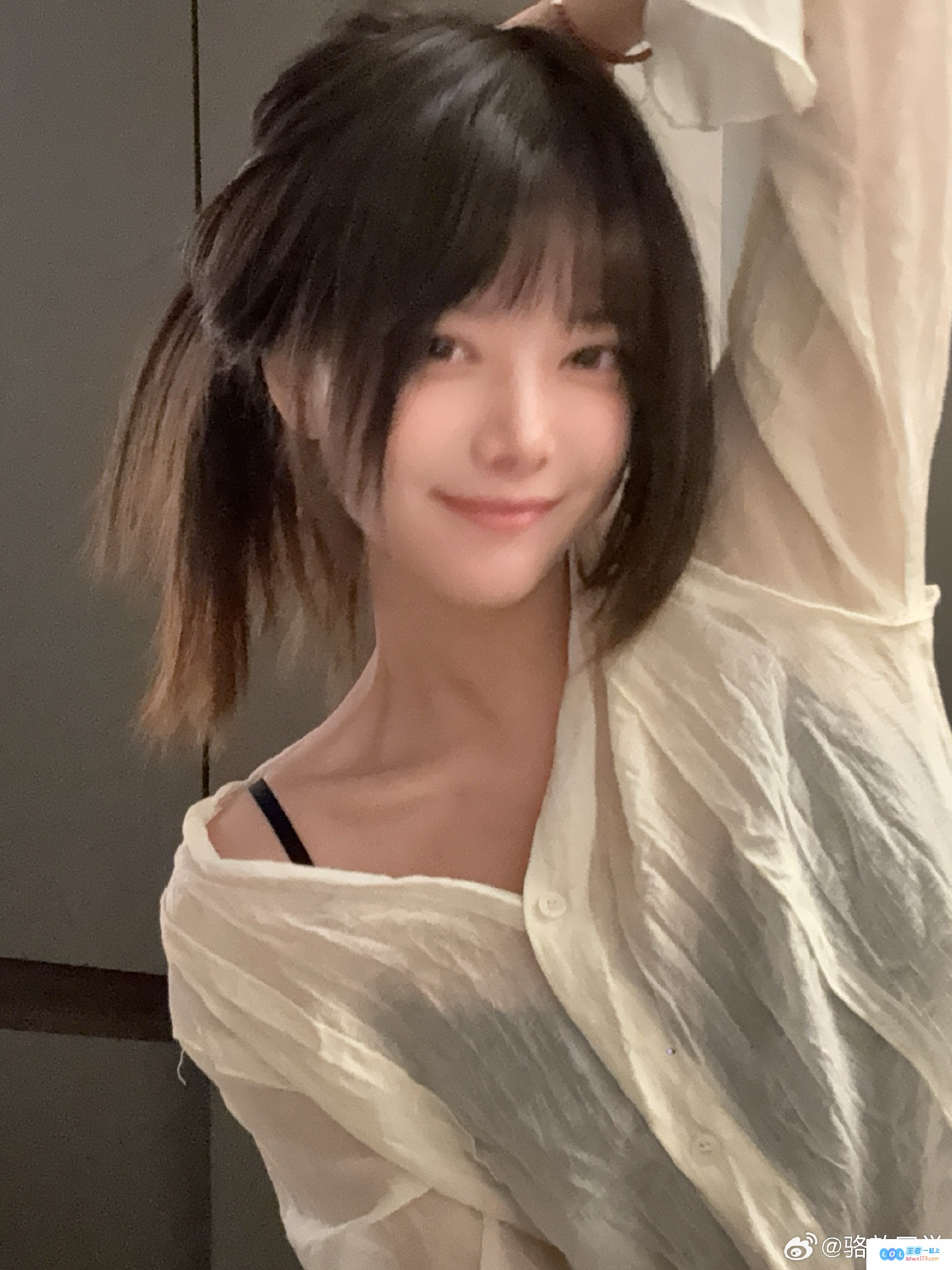 可爱的LPL女主持人骆歆在家中分享自拍时光：齐刘海造型让我还有些不适应哦😄