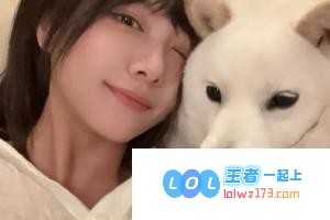 可爱的LPL女主持人骆歆在家中分享自拍时光：齐刘海造型让我还有些不适应哦?
