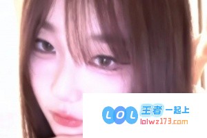 前LPL英文解说员Kitty分享了一张模糊不清的自拍，令人遐想的背影和神秘的微笑