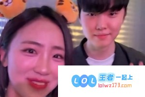 在LCK赛后主持裴惠智与chovy进行精彩互动：热烈祝贺我们出色的POM选手chovy取得辉煌成绩