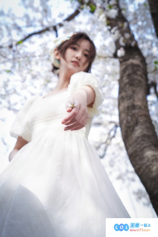 热爱自然的LPL女主持夏安晒出独特照片：狼狈地在田地中拼命寻找洁白花瓣的搞笑瞬间