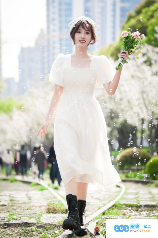 热爱自然的LPL女主持夏安晒出独特照片：狼狈地在田地中拼命寻找洁白花瓣的搞笑瞬间