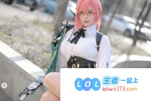 Faker美女粉丝最新COS照：这大长腿谁看了不迷糊！