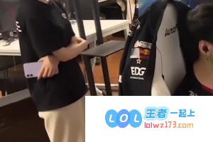 EDG比赛中那位裁判小姐姐是否真的只是请隔壁剧组的刘浩存过来客串一把？