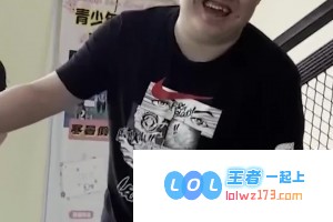 重量级男嘉宾PDD的华丽出街瞬间，展现无与伦比的时尚魅力与个人风格