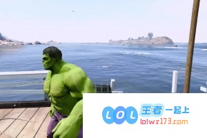 这位绿巨人竟然在钓鱼时不允许别人靠近，难道他有自己的秘密钓鱼技巧？