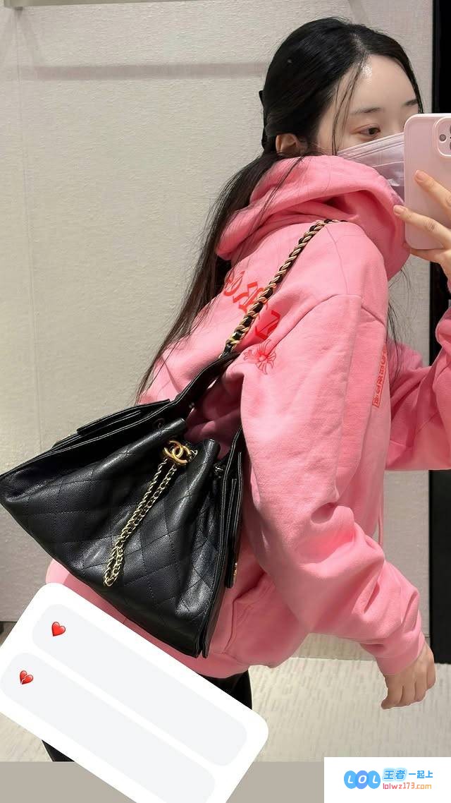 《剑星》伊芙体模绝美新照曝光：白皙细腻肌肤搭配粉嫩衣裳，妩媚动作令人心动，勾魂眼神瞬间吸引目光