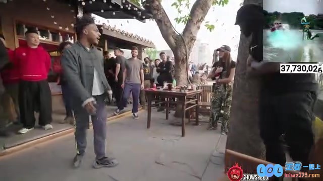 王振威在《功夫梦》中与speed即兴表演，扮演流氓角色被痛揍得鼻涕狂流，现场气氛热烈