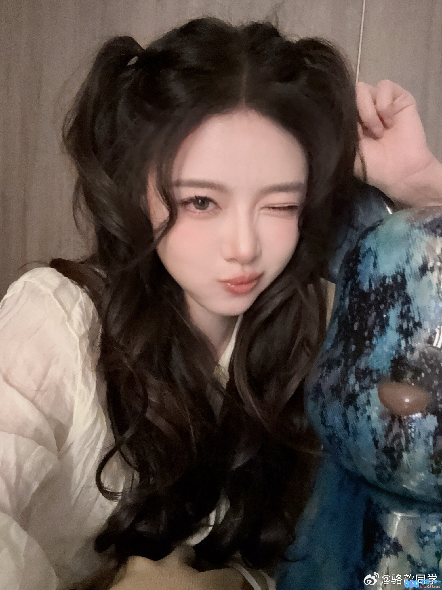 女主持人骆歆分享魅力自拍：珍贵回忆我的最后中分造型，嘿嘿?