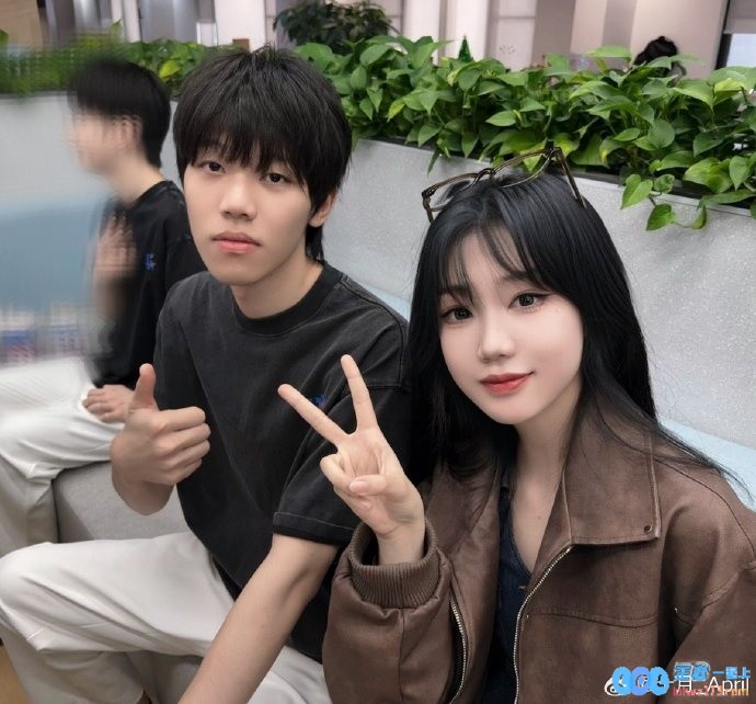前LPL解说员十月精彩分享与Elk、ON亲密合照：今日在BLG探营的丰富参观经历令人难忘