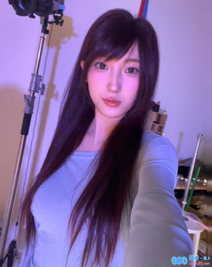无畏契约中的美丽主持人杜俊尽显风采，幽默晒照直言“我被迫营业中”！