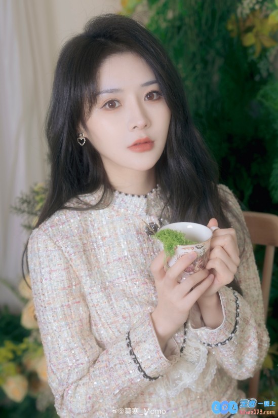 魅力四射的LPL实习女主持莫寒分享美丽瞬间：四月不是谎言，而是你我共同迎来的春天与希望