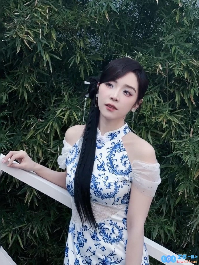 蓝色眼影亮眼?LPL人气主持人余霜分享今日青花瓷风格的精彩主持花絮与美照～