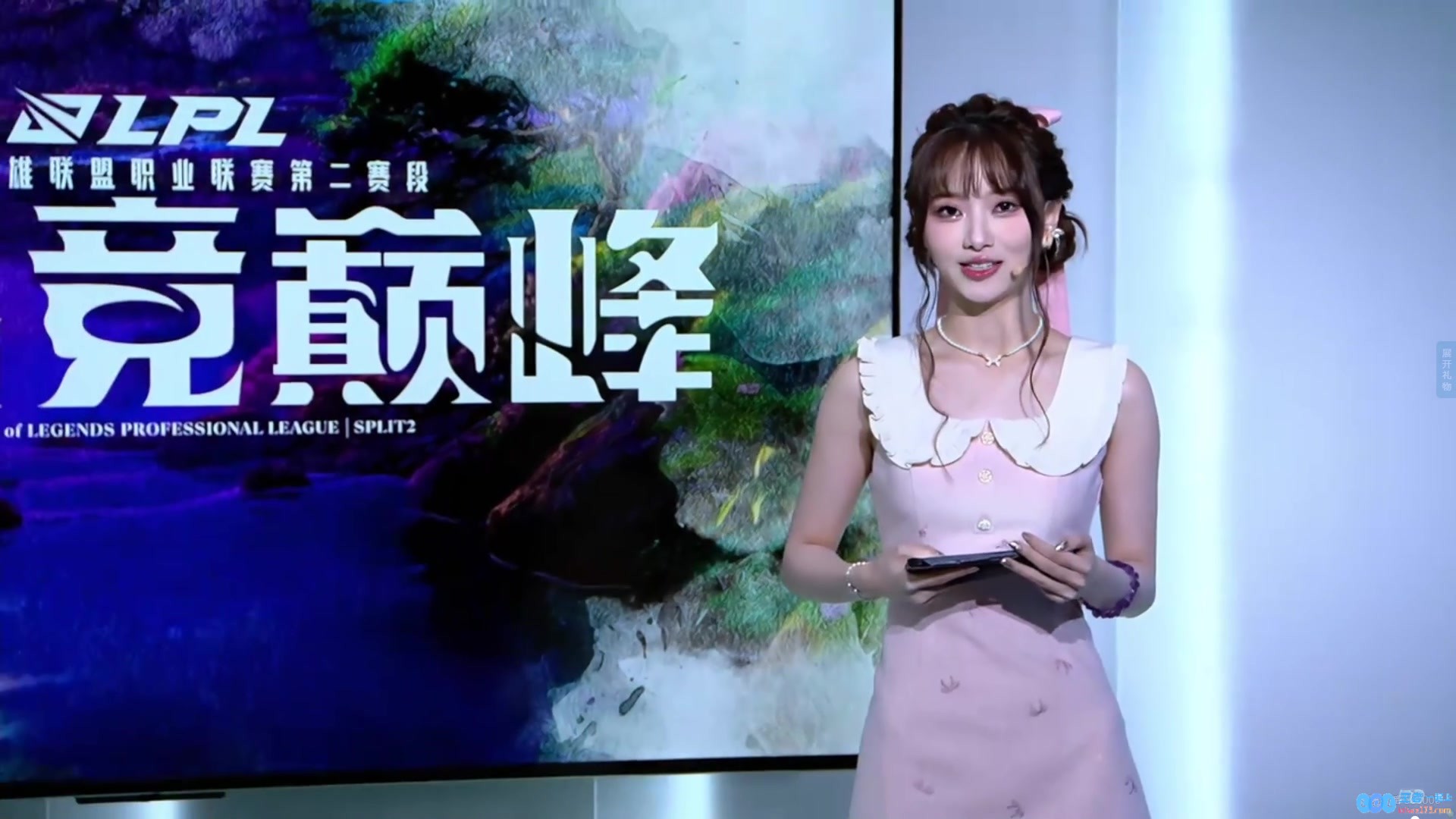 ?超精致互动女主持阿芙：迷人妆容配搭梦幻粉色连衣短裙，谁能抵挡她的魅力？