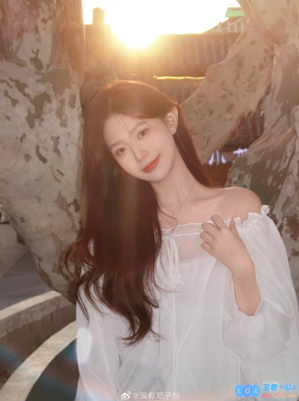 夕阳余晖下的小露香肩，Meiko的女友邓子怡浪漫晒照：在太阳落山之前的美丽瞬间