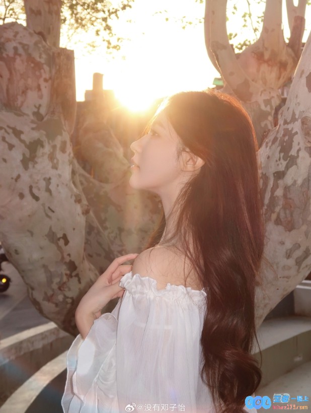 夕阳余晖下的小露香肩，Meiko的女友邓子怡浪漫晒照：在太阳落山之前的美丽瞬间