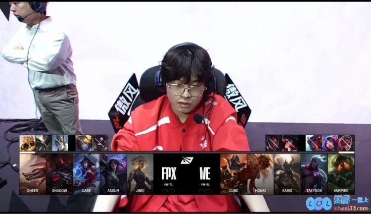 ?Monki潘森前期疯狂输出中期却频频送人头Assum卡莎全力以赴最终WE险胜赢得首局激战