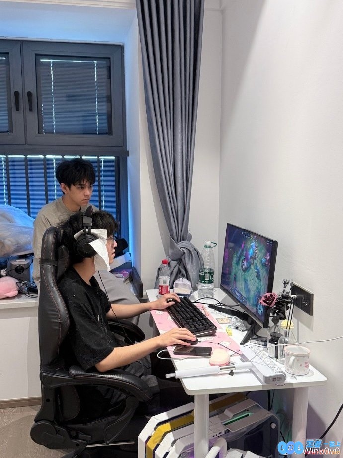 Wink温馨分享与YSKM的合照：我心柔软，收留了一位无家可归者的感人故事~