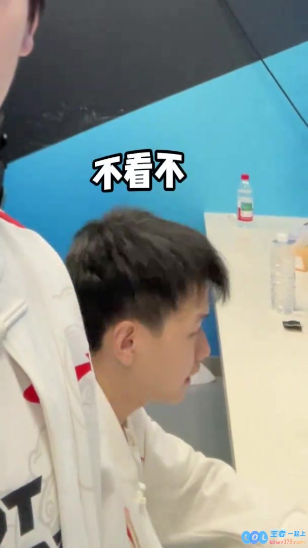 JackeyLove赛后发布精彩整活视频：坚坚的沙皇表现真是没问题啊，令人印象深刻！