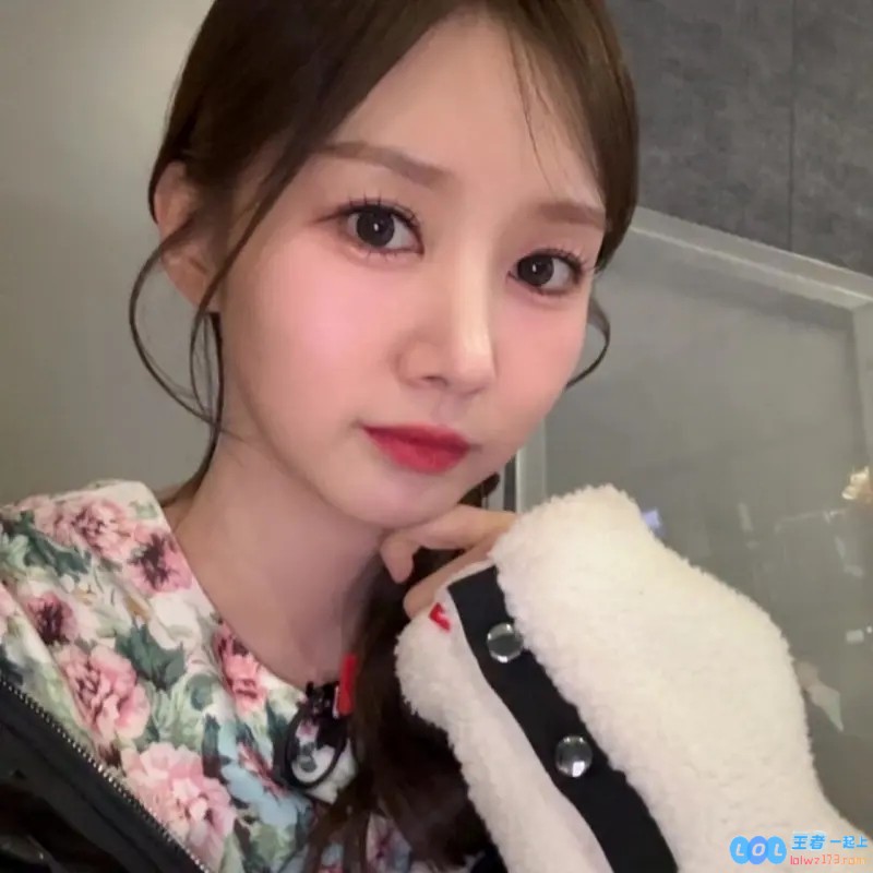热情洋溢的LCK主持尹秀彬分享精彩主持返图：第一轮圆满结束，感谢大家的支持与关注~
