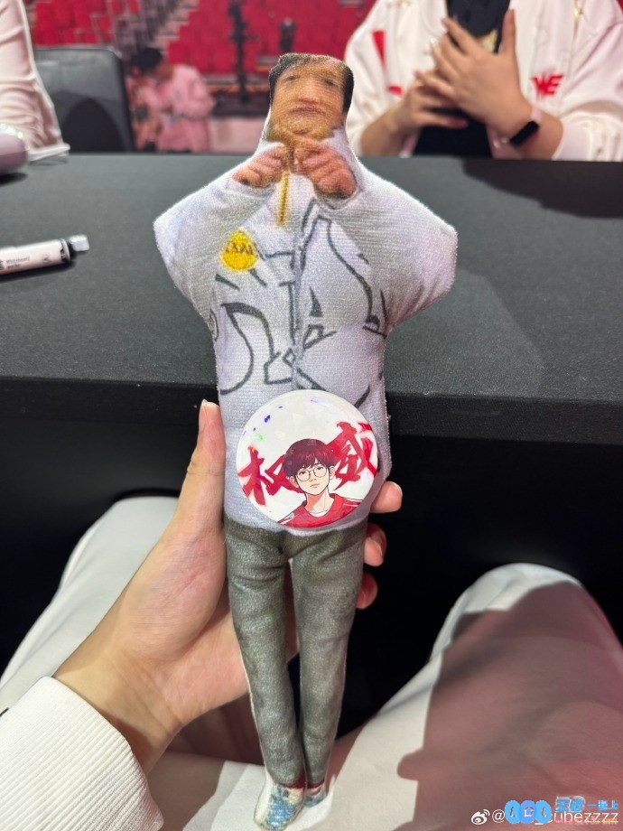 抽象Shanks立牌与Cube共同分享粉丝送来的诚挚礼物：由衷感谢这份真挚的心意与支持！