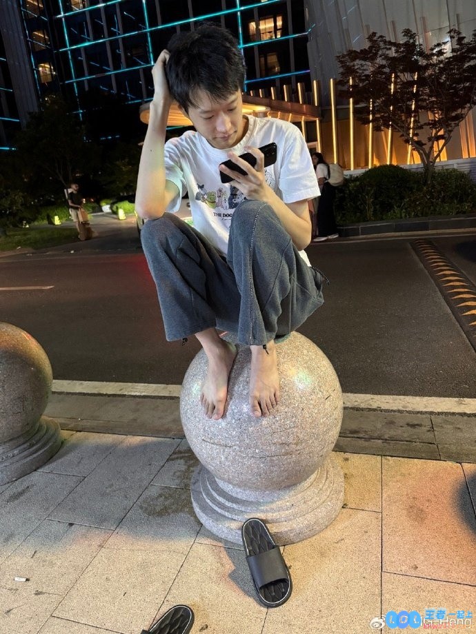 Heng惊艳抓拍到Shanks赤脚蹲坐在街头石墩上，仿佛一位流浪乞丐的真实瞬间！
