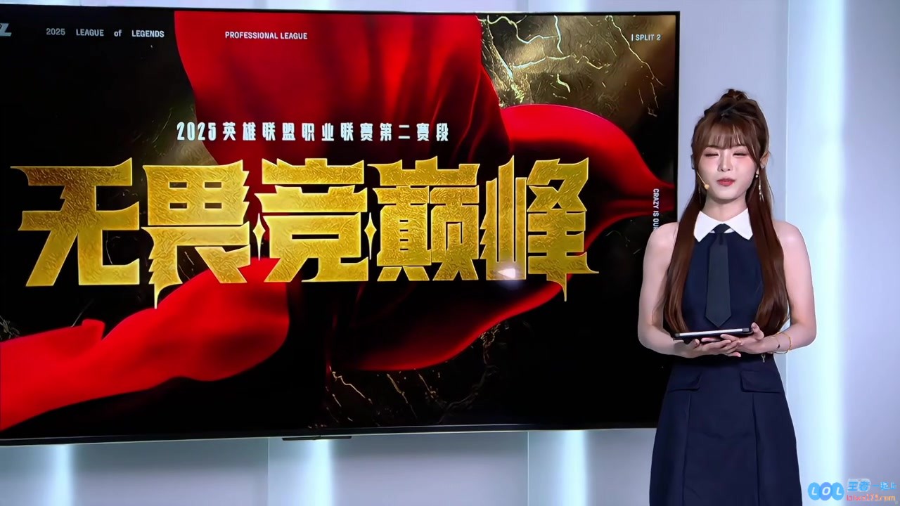 小杨超越美的一言难尽！互动主持泱泱华丽登场，纯欲学院风格更添甜美气息，引人瞩目