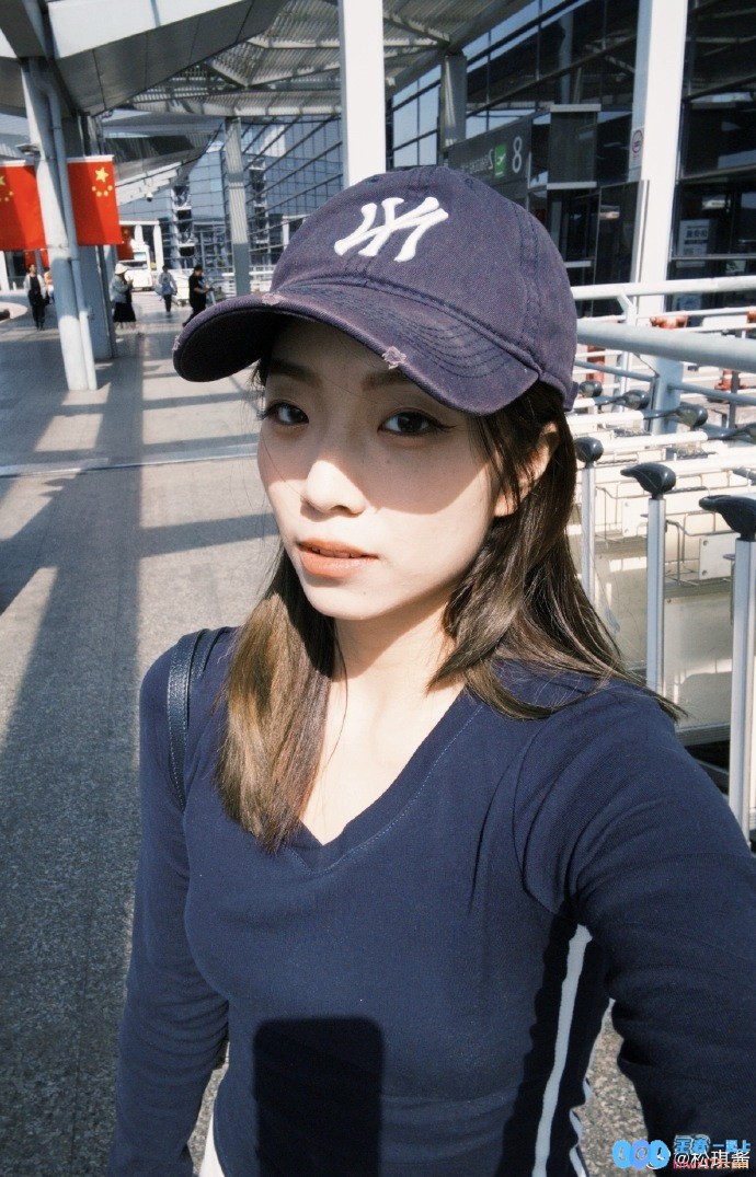 青春活力女主播松琪分享精彩旅游照片：重庆游玩体验，有哪些美食和趣味活动推荐呢？