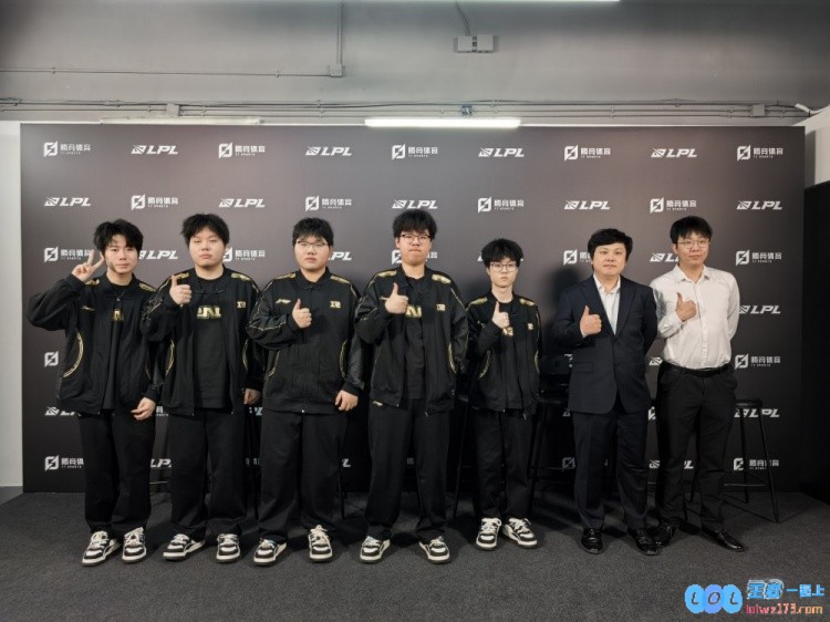 RNG赛后媒体群访中教练表示：大家齐心协力共同改进以往存在的一些问题与不足