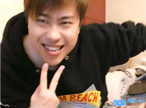 XDD：卢姥爷在醉酒状态下豪言不已，竟自曝是系统外挂玩家，哈哈，当时现场围绕着众多大主播热火朝天地开箱子！