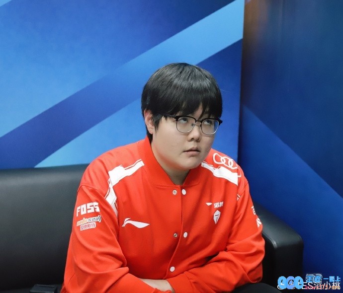 哥哥困倦无比?TES精心分享选手们的可爱照片：亲爱的家人们，快来做些趣味表情包展示一下实力吧！