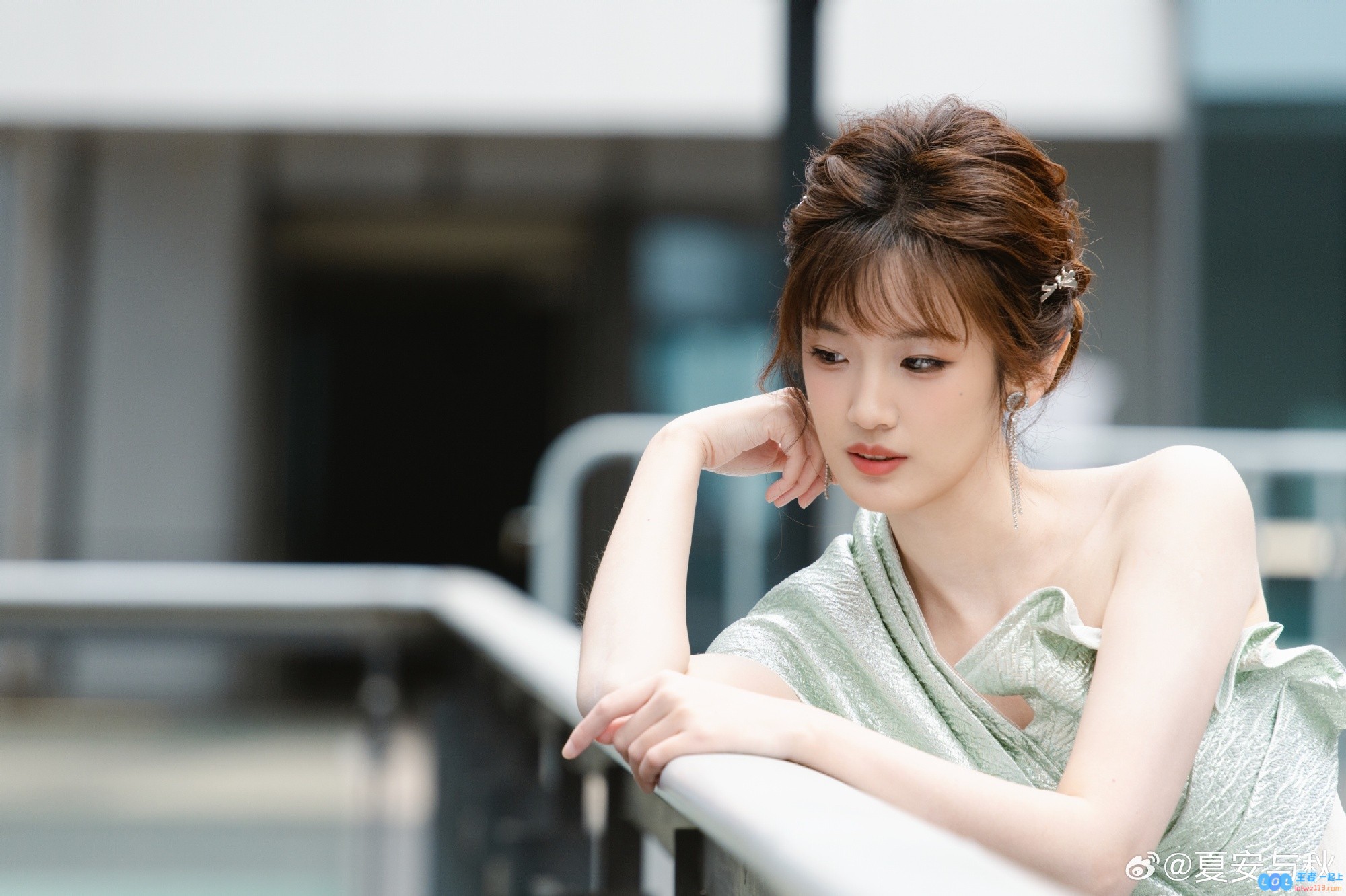 女主持人夏安愉快分享ALC云顶之弈的工作照：职场生活中双重快乐的工作与下班时光~