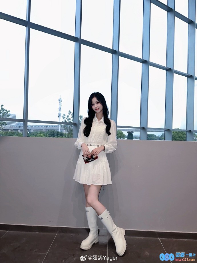 永劫无间的魅力主持人娅鸽分享新照：今日独特穿搭风格美图展现时尚气息与个性魅力