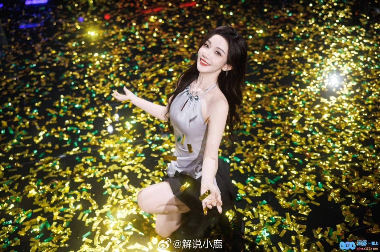 解说小鹿倾情晒照：总是因每一次金色雨落下而感动心潮澎湃✨