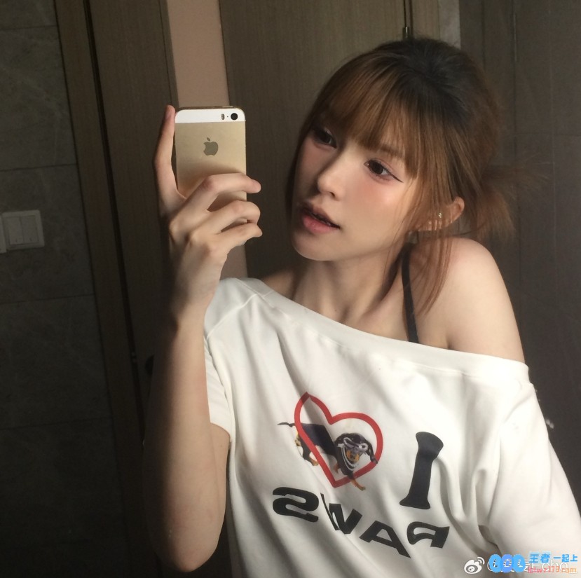 无畏契约人气美女主持麦麦娇美晒照：展现她老肩巨滑的迷人魅力与自信风采~