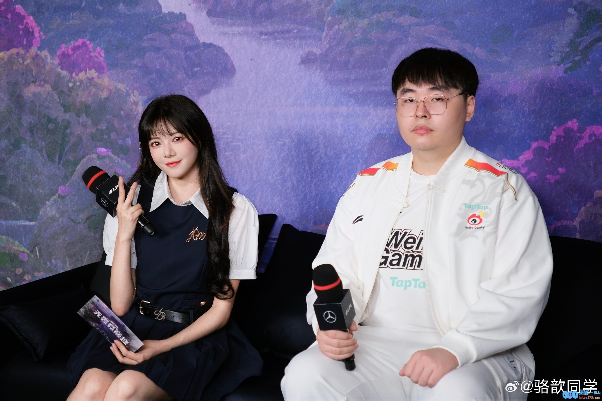 女主持人骆歆甜美分享今日LPL赛前精彩采访工作照，热情喊话：