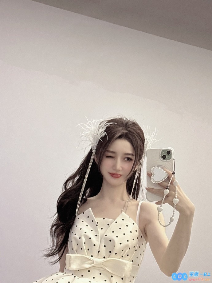 LPL主持人小悠美照曝光：镜头中的她看起来宛如鬼迷日眼般动人，明天计划尝试清新的淡妆风格