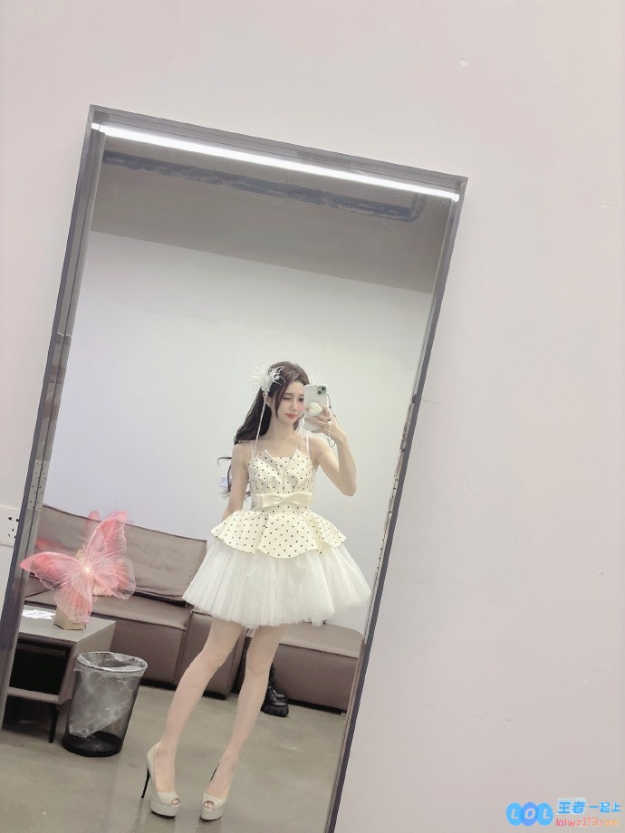 LPL主持人小悠美照曝光：镜头中的她看起来宛如鬼迷日眼般动人，明天计划尝试清新的淡妆风格