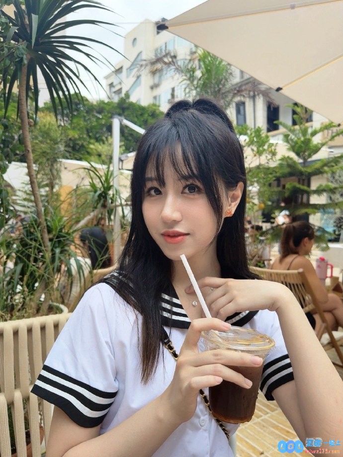 还有可爱的水手服！Suki与Doinb妻子糖小幽甜美合影：些许温馨的碎碎念与分享