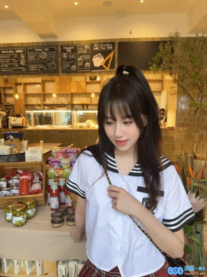 还有可爱的水手服！Suki与Doinb妻子糖小幽甜美合影：些许温馨的碎碎念与分享