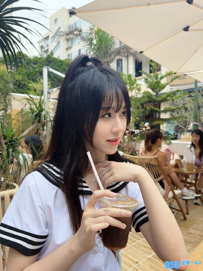还有可爱的水手服！Suki与Doinb妻子糖小幽甜美合影：些许温馨的碎碎念与分享