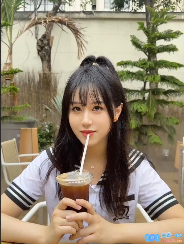 还有可爱的水手服！Suki与Doinb妻子糖小幽甜美合影：些许温馨的碎碎念与分享