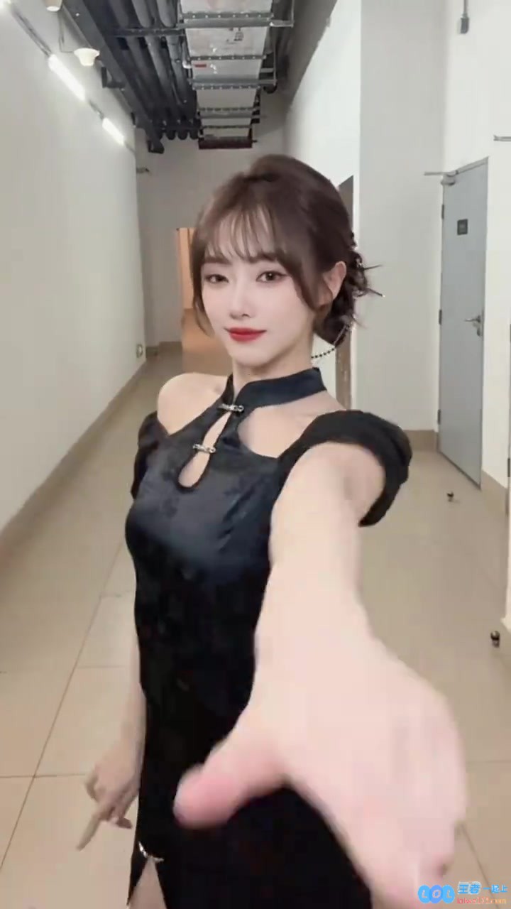 热情洋溢的LPL主持人小钰倾情奉献舞蹈视频：小鱼诚邀你共赏迷人风月之美～