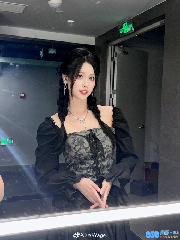 永劫无间知名主持人娅鸽甜美自拍分享：明天还能陪我一起上班吗？期待你的回答哦～