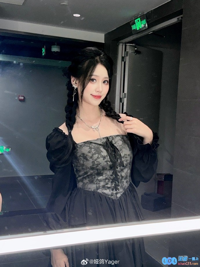 永劫无间知名主持人娅鸽甜美自拍分享：明天还能陪我一起上班吗？期待你的回答哦～