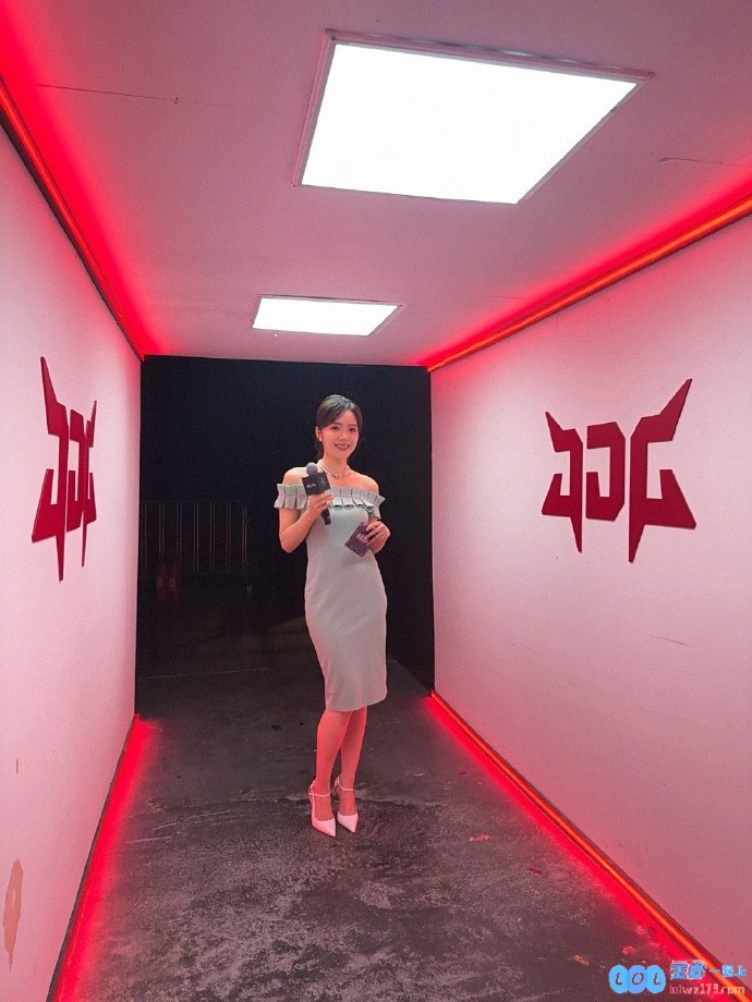 沪上阿姨?LPL人气主持人余霜优雅晒照：又一次精彩上班走进电竞的世界啦！