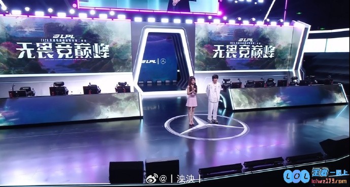 精彩一日休闲时光！LPL女主持泱泱分享美照：今天提前逛街小憩，期待明天AL对战NIP的激烈对决！