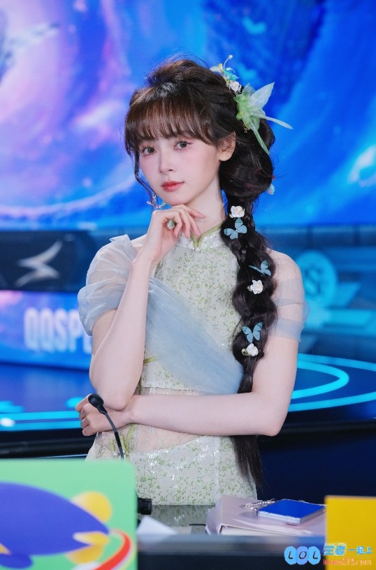 QQ飞车解说员凉笙分享季后赛第一周精彩回顾照片，尽显赛场热情和紧张氛围