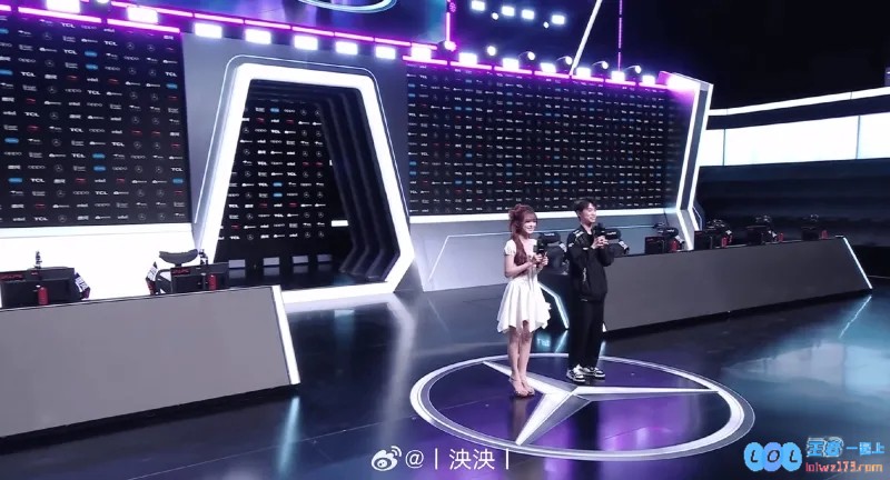 充满活力的LPL女主持泱泱分享美照：在经历繁忙工作后，回家倒头大睡，迎来了又一天的元气满满时光